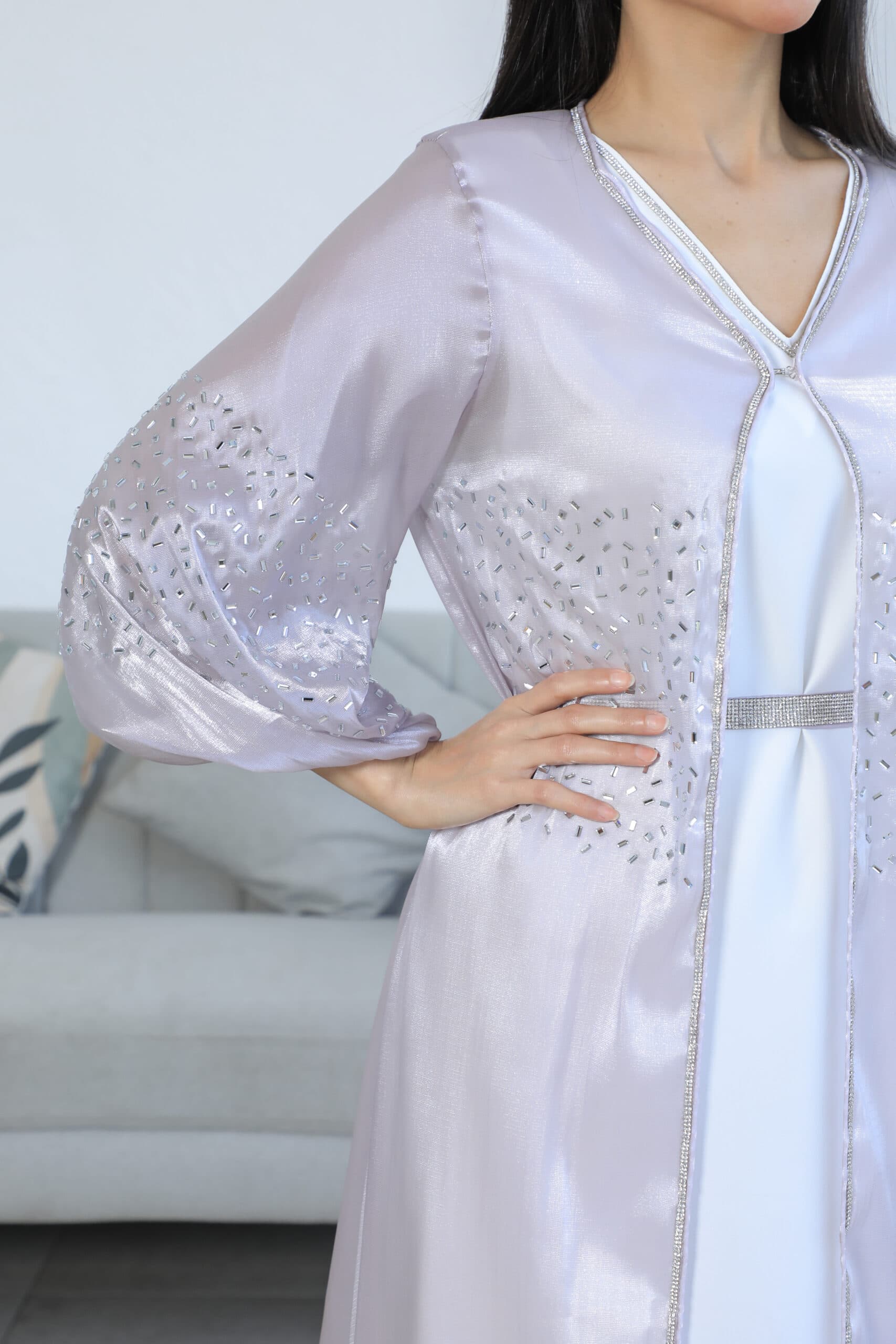 جلابيه مطرزه بتطريز ناعم مع حزام ع الخصر واكمام بف