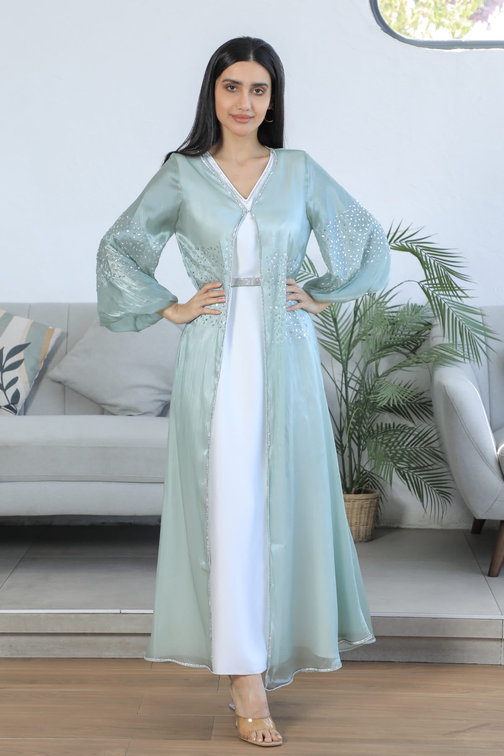 جلابيه مطرزه بتطريز ناعم مع حزام ع الخصر واكمام بف