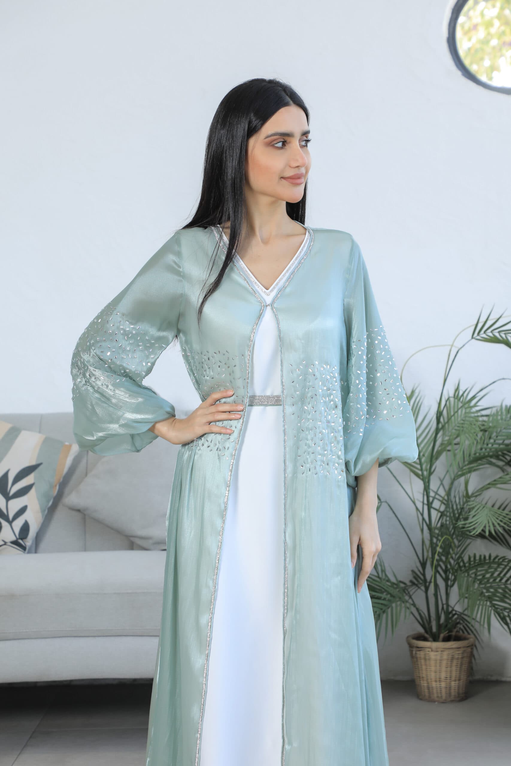 جلابيه مطرزه بتطريز ناعم مع حزام ع الخصر واكمام بف