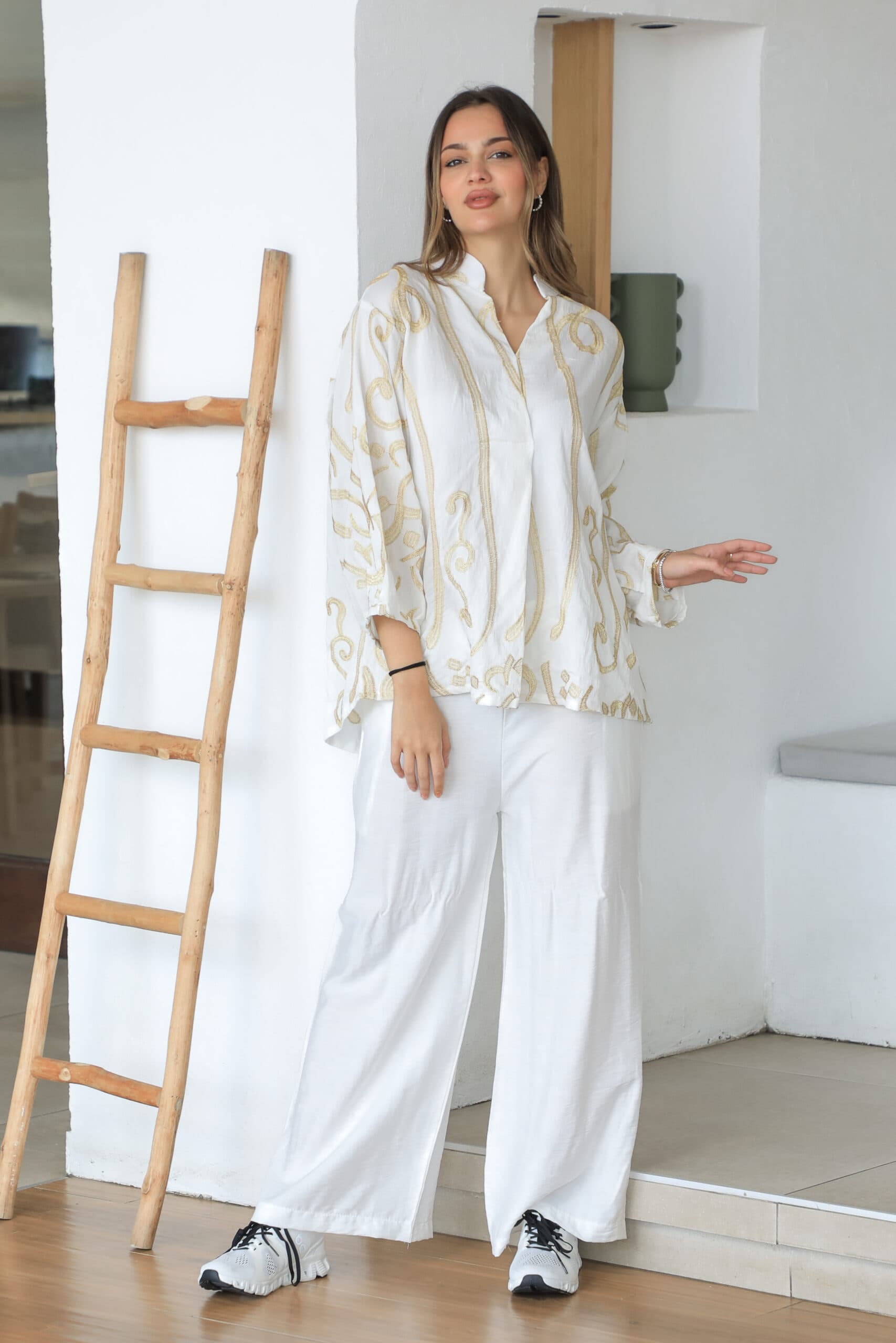 طقم بياقه عاليه مزخرفه بنقوش