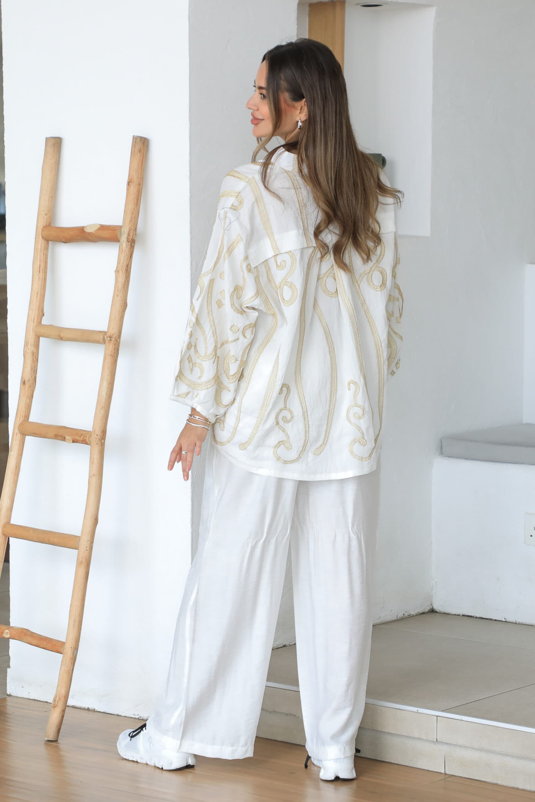 طقم بياقه عاليه مزخرفه بنقوش