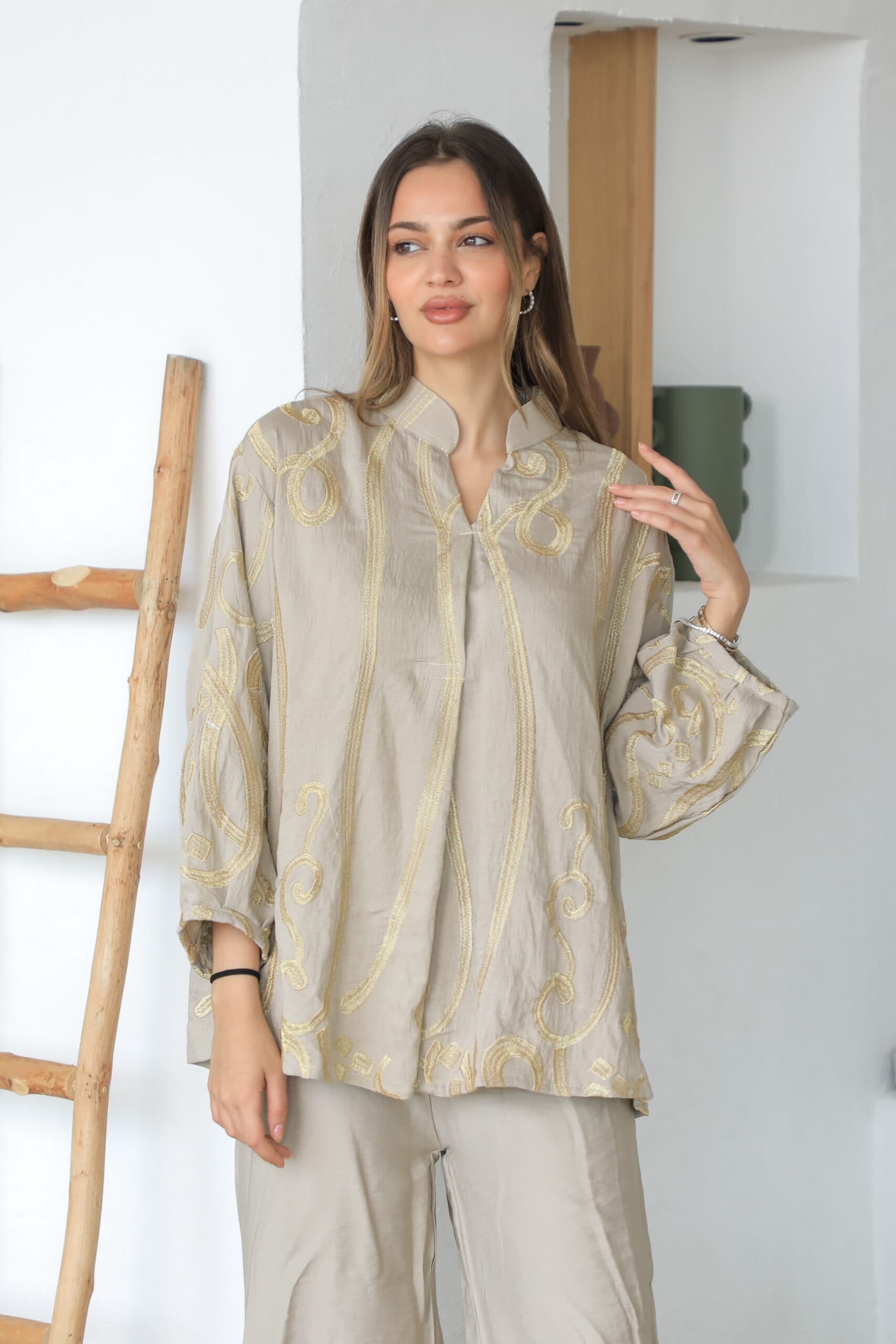 طقم بياقه عاليه مزخرفه بنقوش