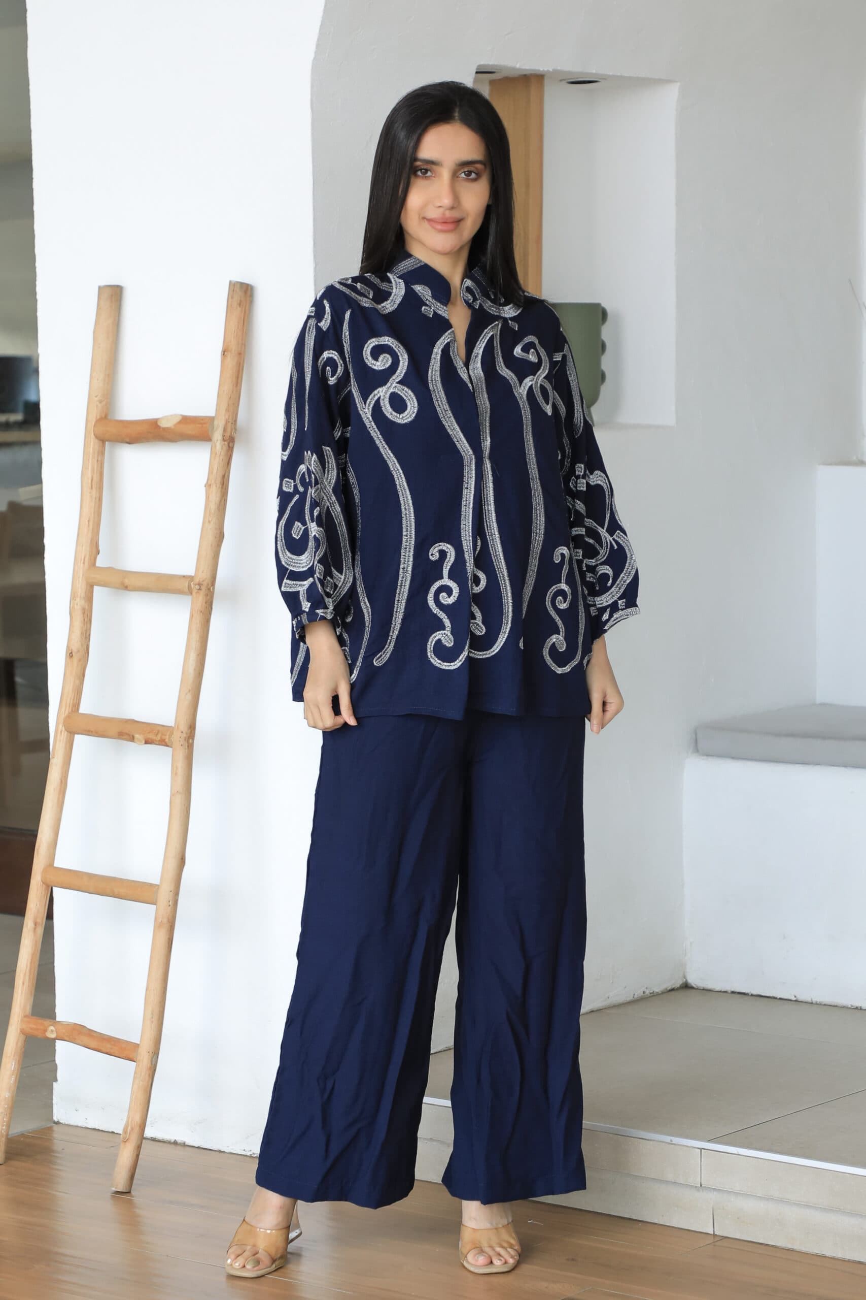 طقم بياقه عاليه مزخرفه بنقوش