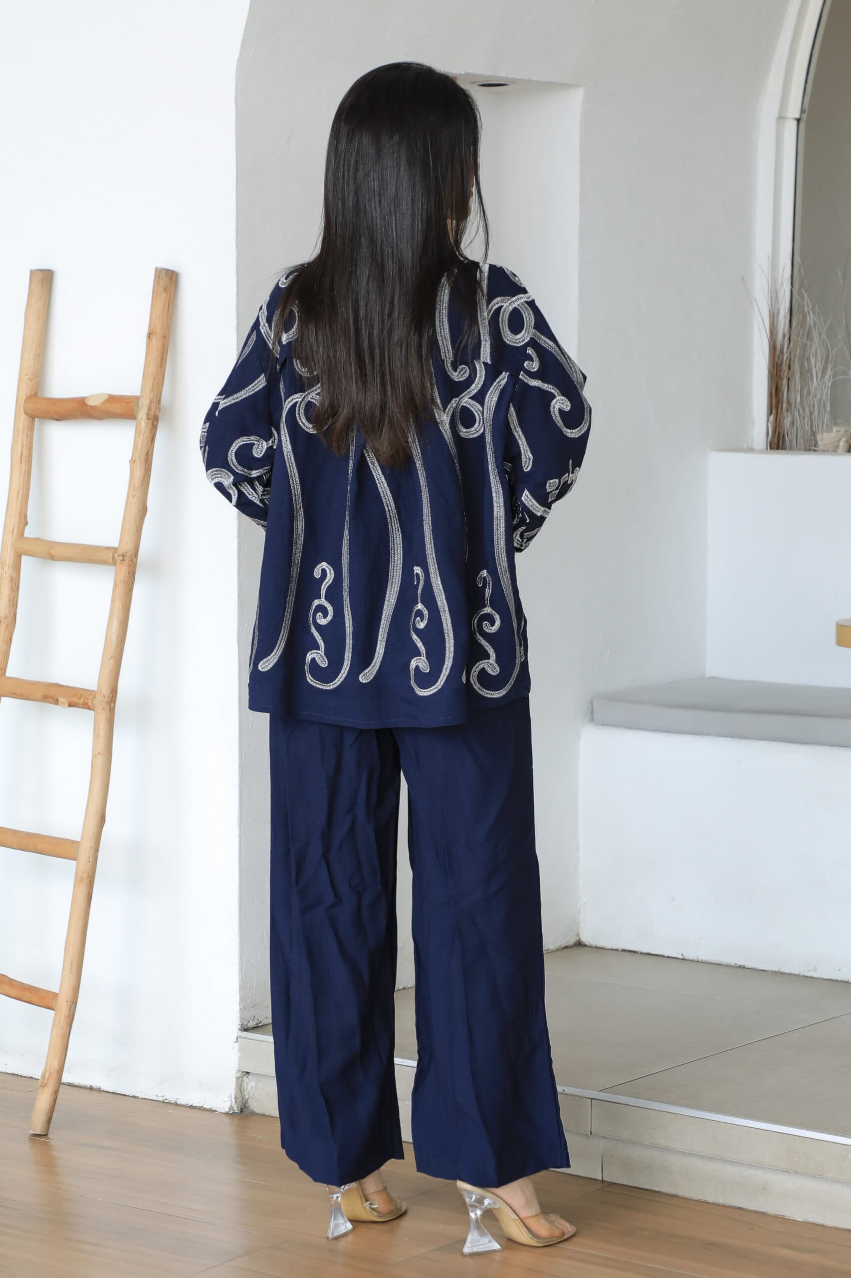 طقم بياقه عاليه مزخرفه بنقوش