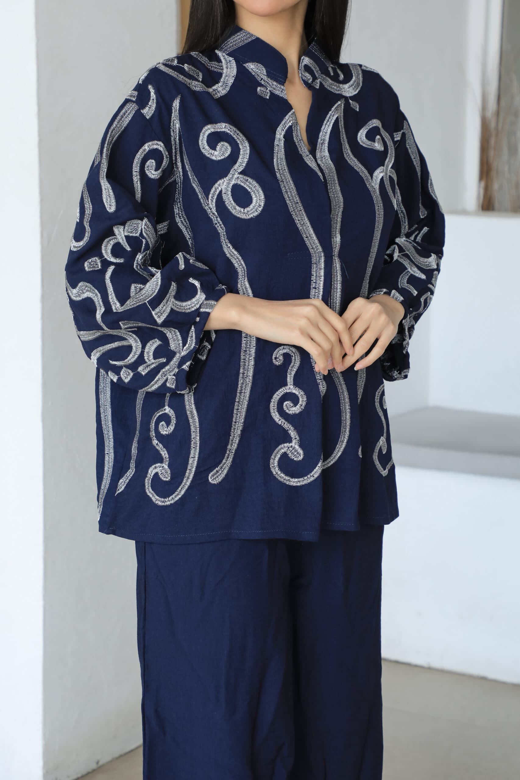 طقم بياقه عاليه مزخرفه بنقوش كحلي