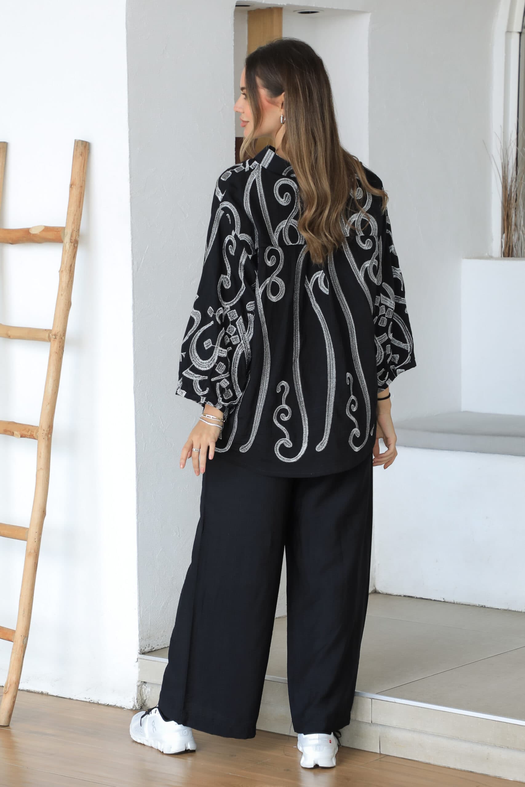 طقم بياقه عاليه مزخرفه بنقوش