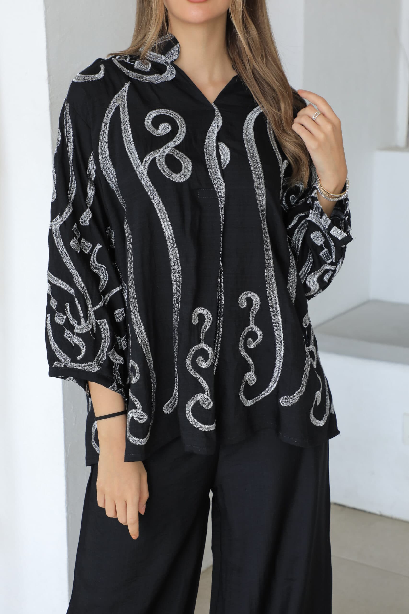 طقم بياقه عاليه مزخرفه بنقوش اسود