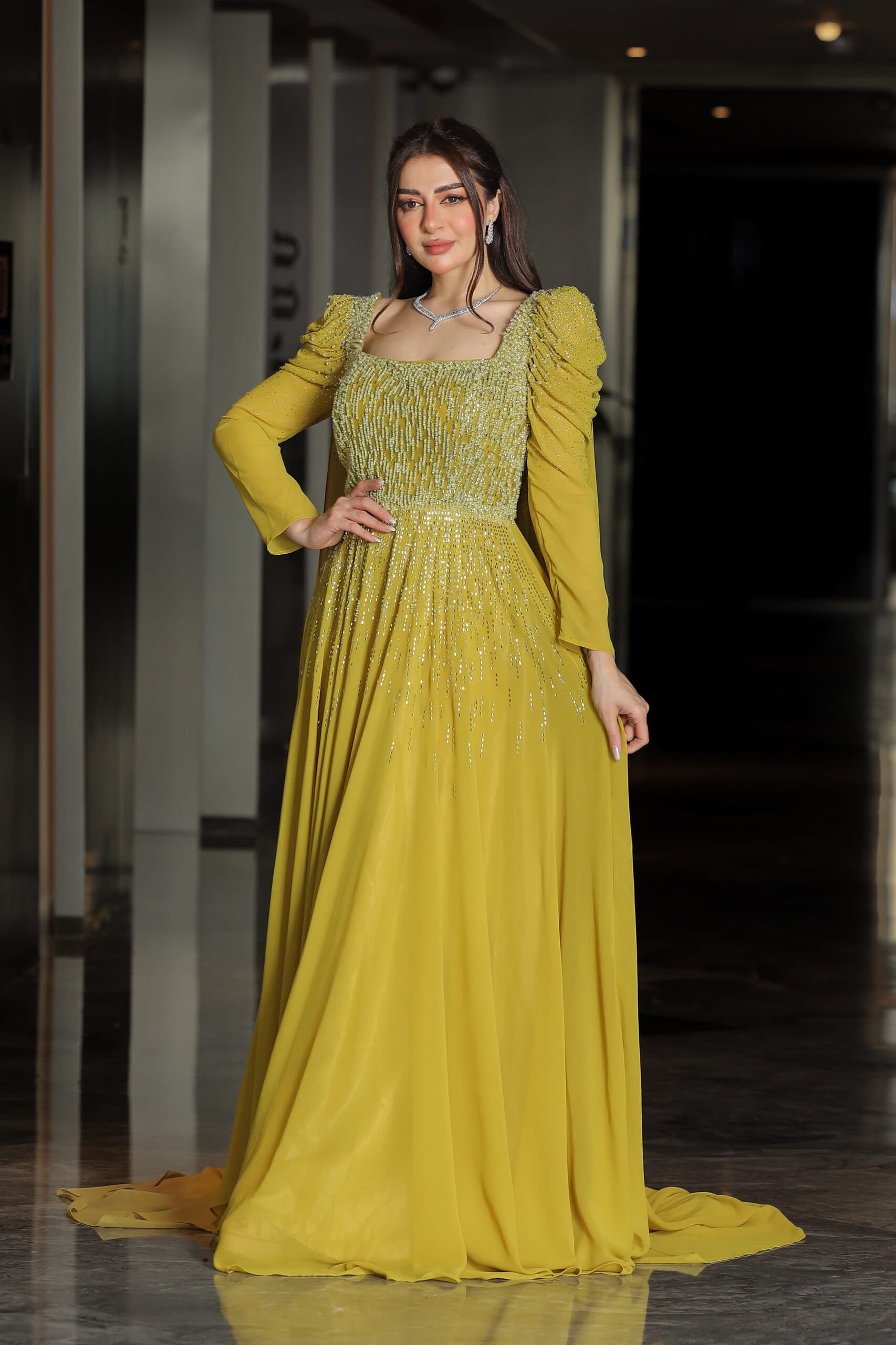 فستان سهره باكمام الجرس مرصعه بفصوص وذيل خلفي