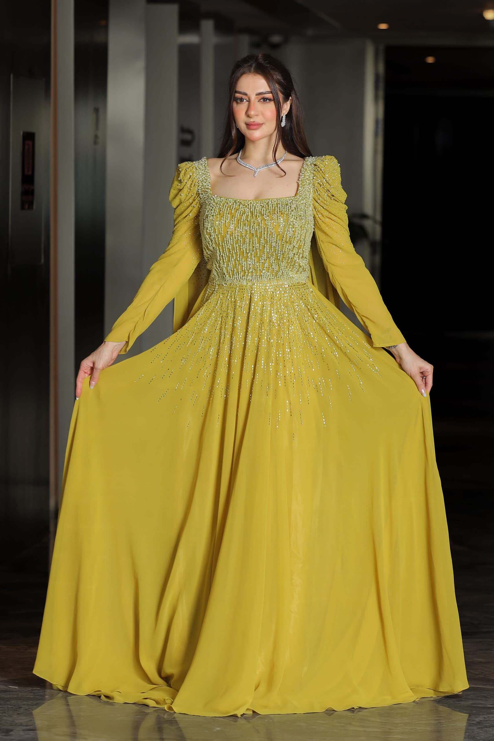 فستان سهره باكمام الجرس مرصعه بفصوص وذيل خلفي