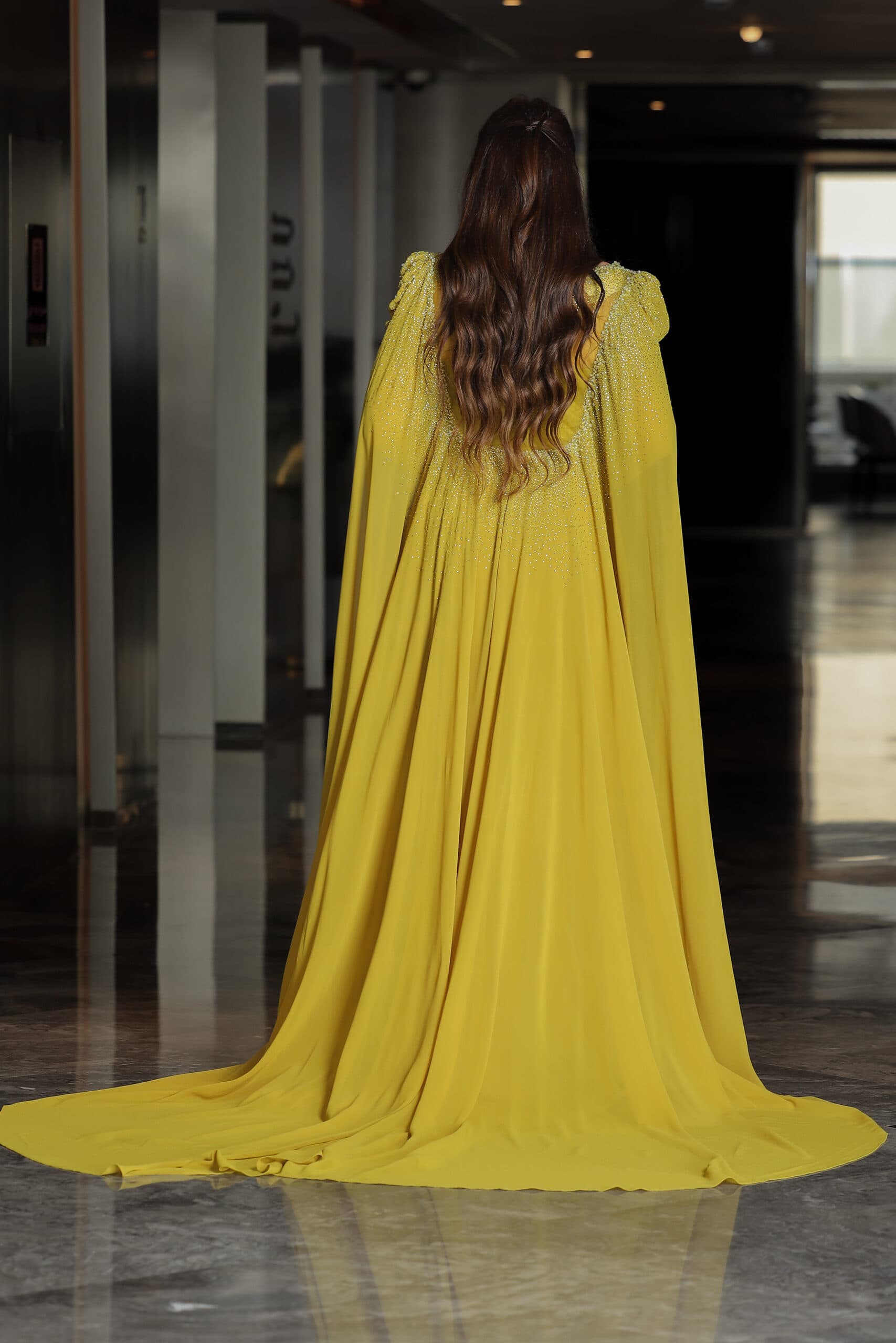 فستان سهره باكمام الجرس مرصعه بفصوص وذيل خلفي