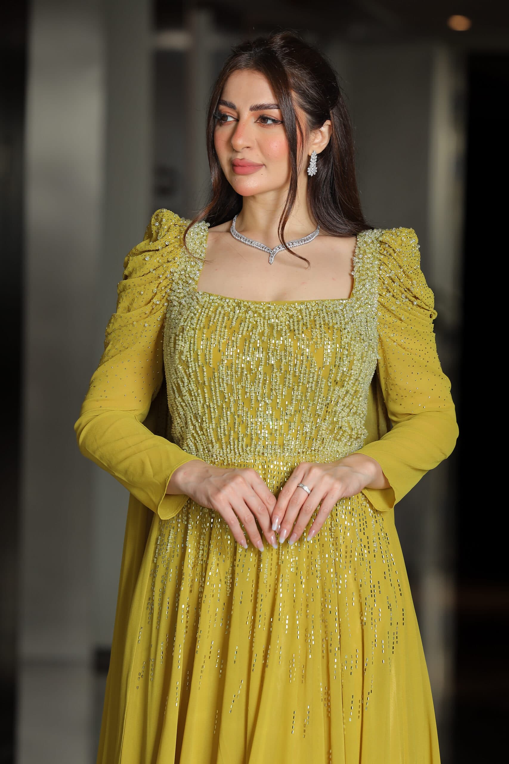 فستان سهره باكمام الجرس مرصعه بفصوص وذيل خلفي كموني