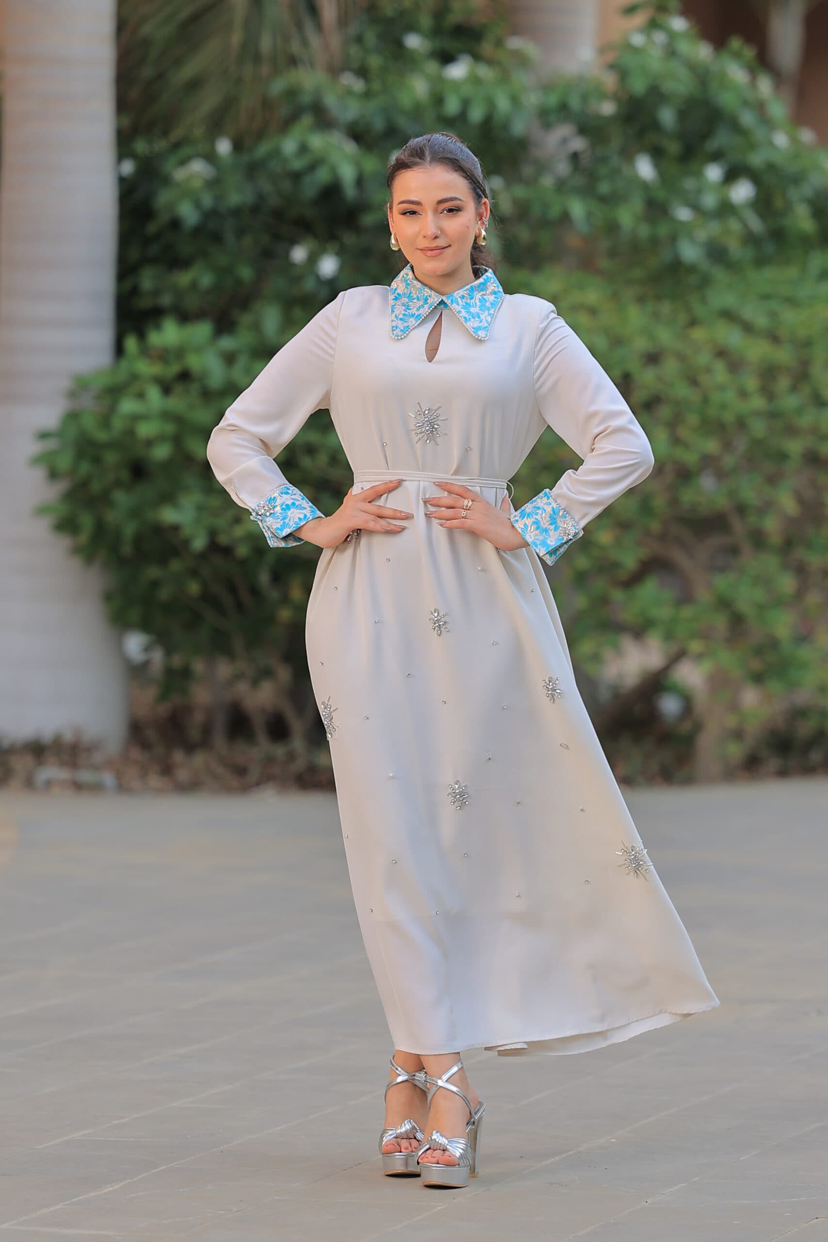 جلابيه بياقة مزخرفه وفتحه صدر بسيطه