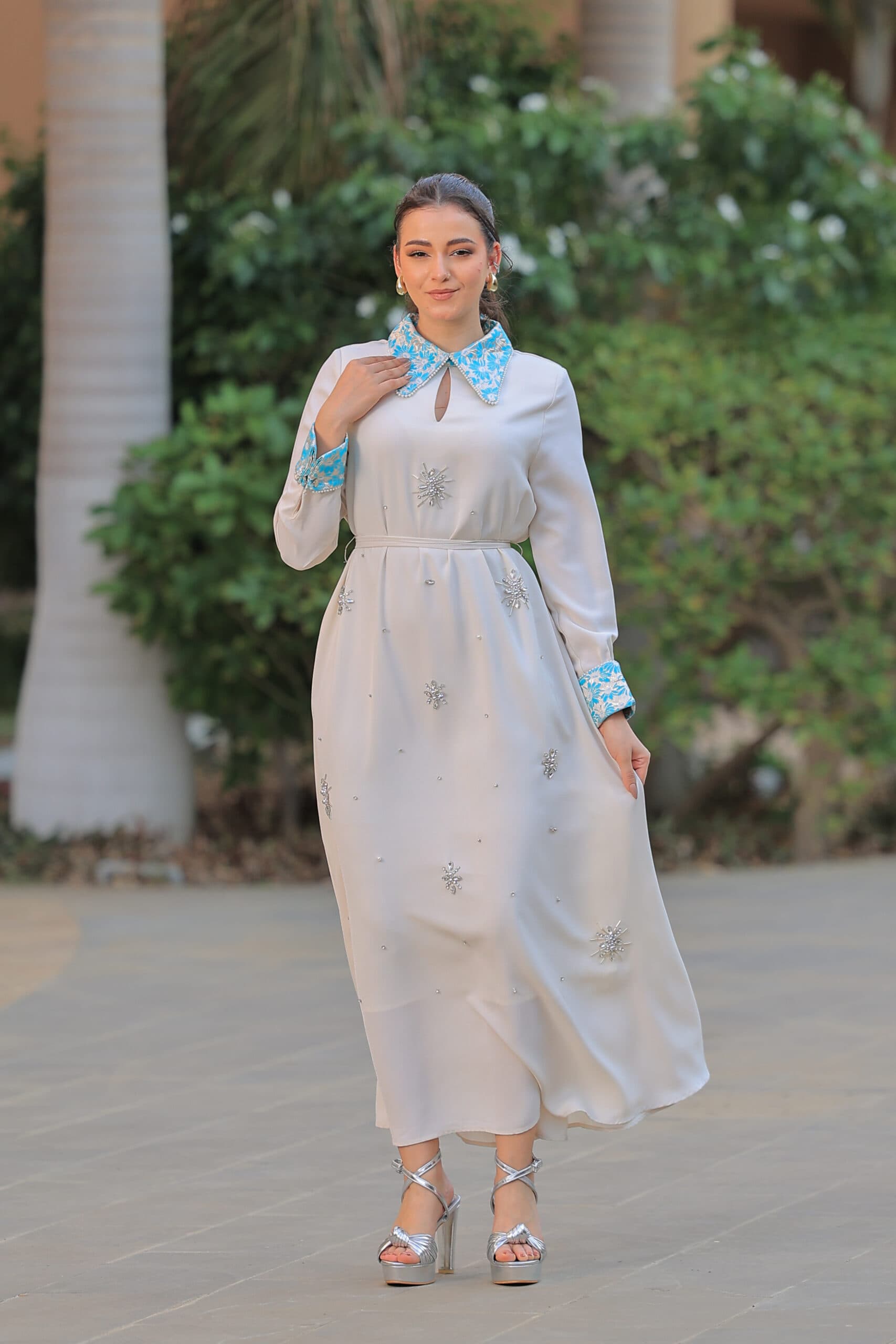 جلابيه بياقة مزخرفه وفتحه صدر بسيطه