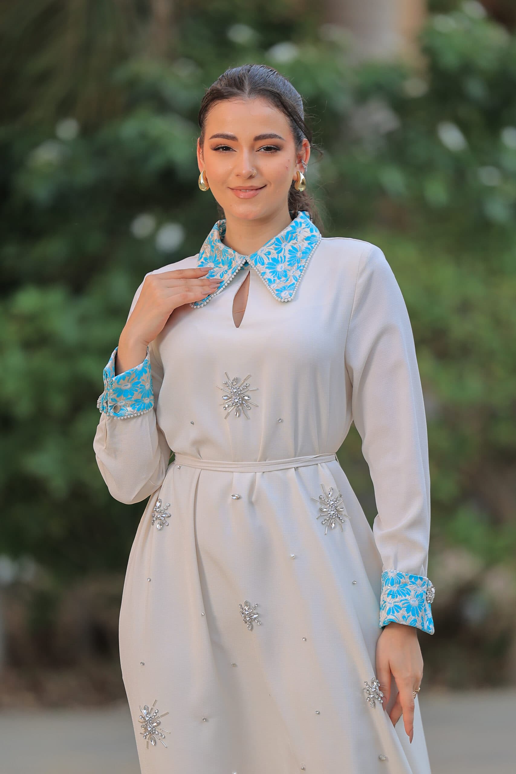 جلابيه بياقة مزخرفه وفتحه صدر بسيطه