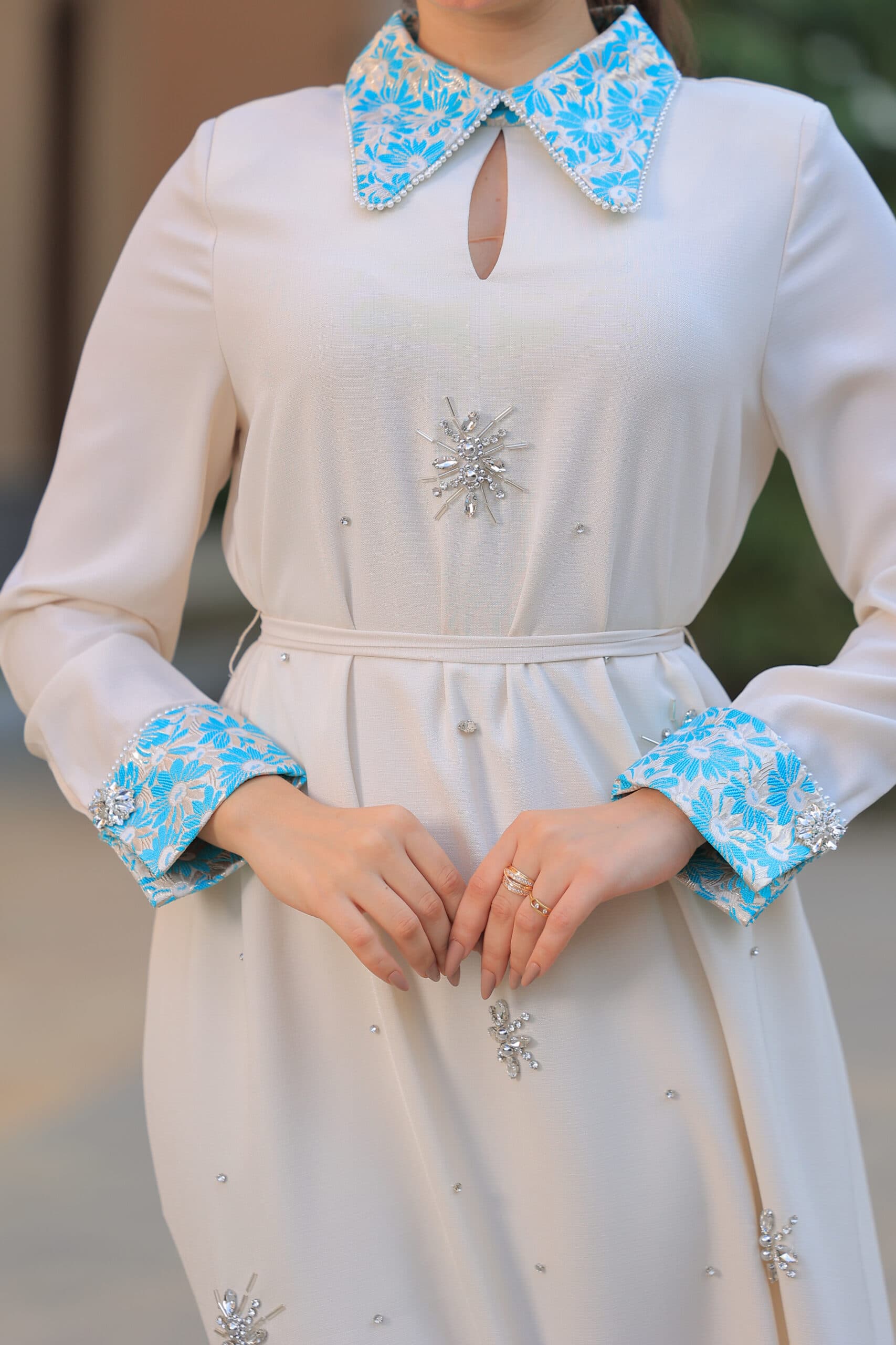 جلابيه بياقة مزخرفه وفتحه صدر بسيطه