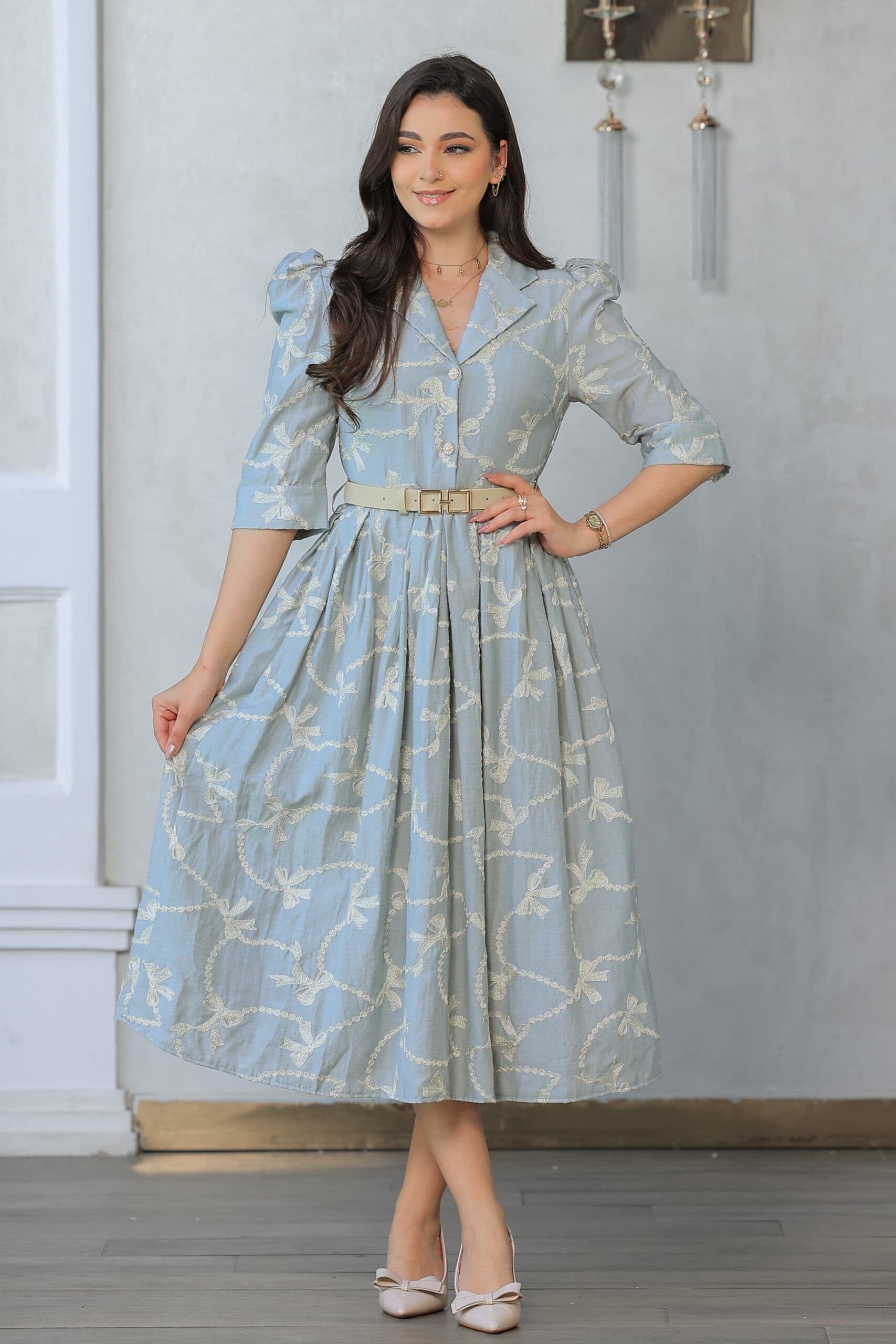 فستان راقي يتميز بتصميم كلاسيكي مستوحى من الأزياء الملكية