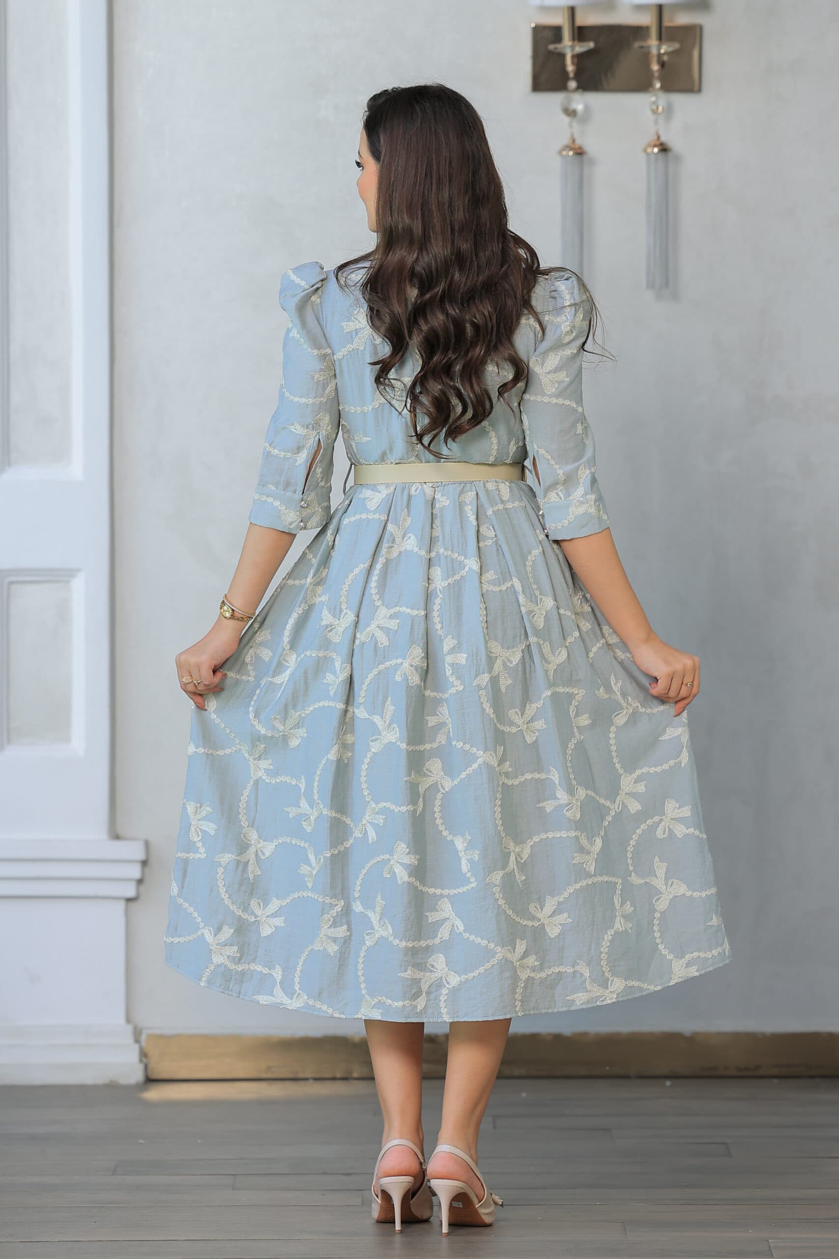 فستان راقي يتميز بتصميم كلاسيكي مستوحى من الأزياء الملكية