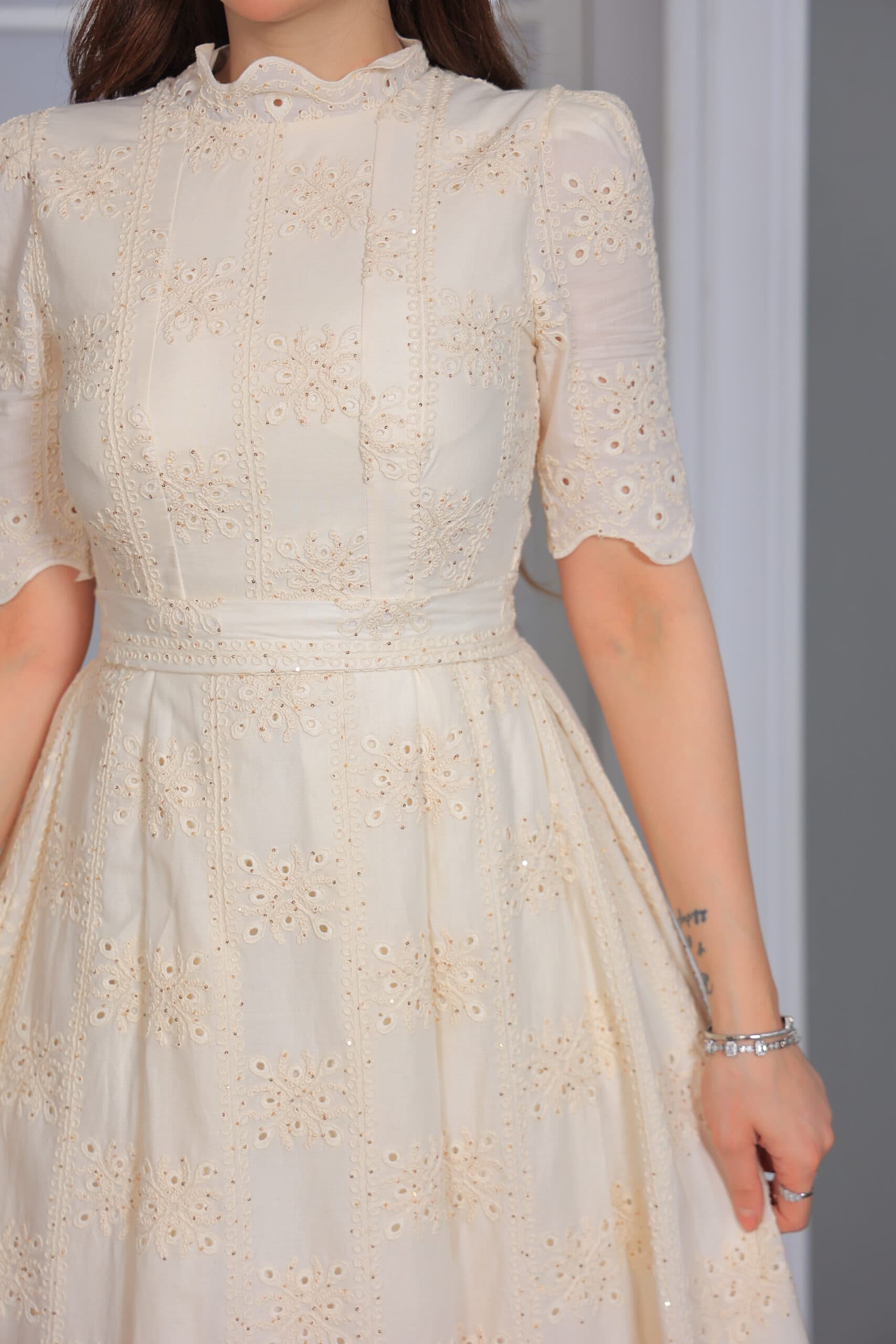 فستان ميدي مطرز بخيوط مزين بترتر ناعم