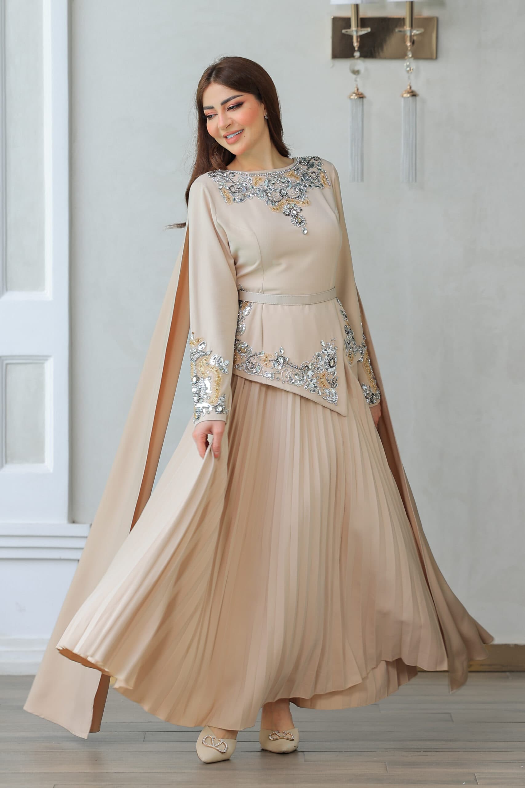 طقم تنورة وبلوزة بتصميم يجمع بين الرقي والأنوثة