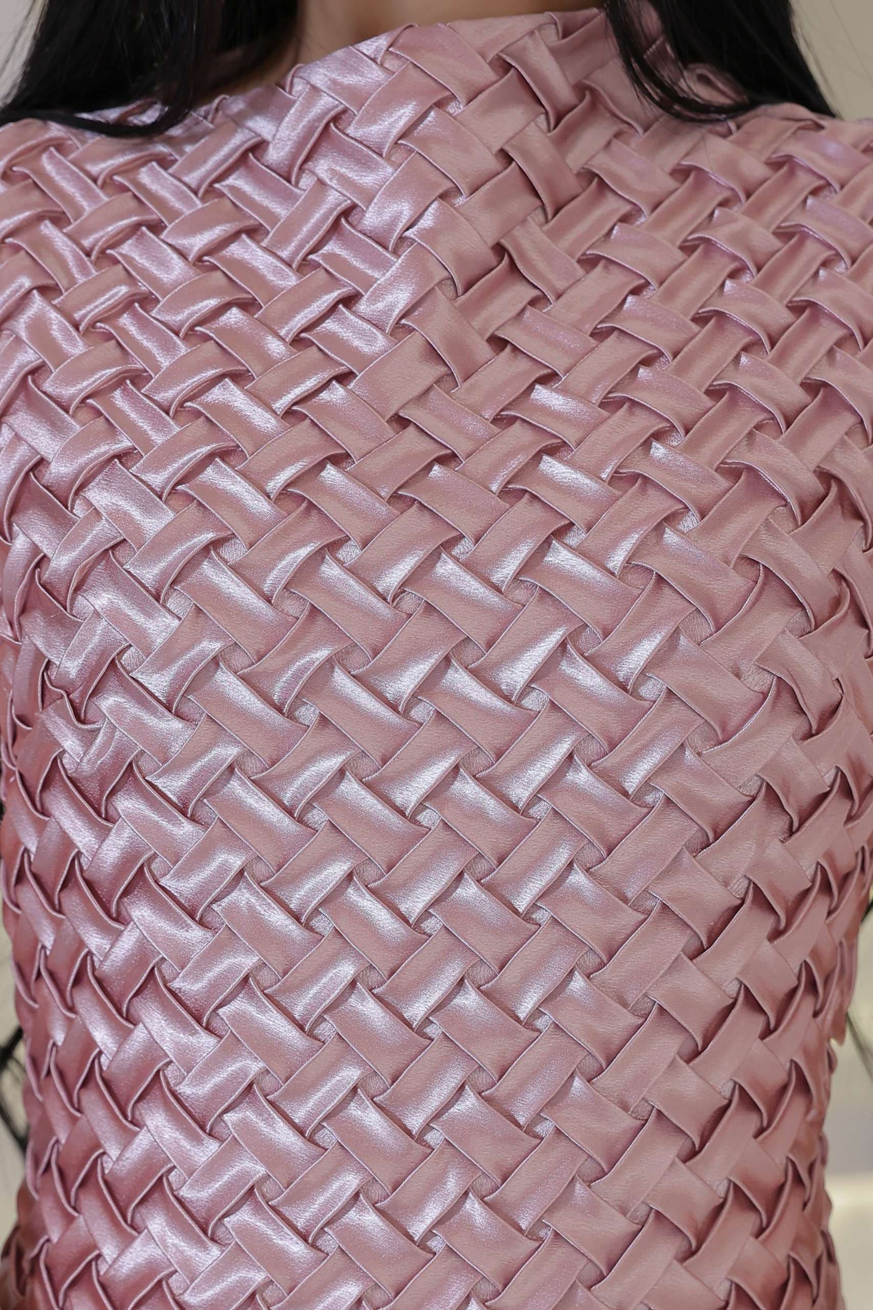 فستان أنثوي فاخر يجمع بين الرقي العصري والنعومة الكلاسيكية