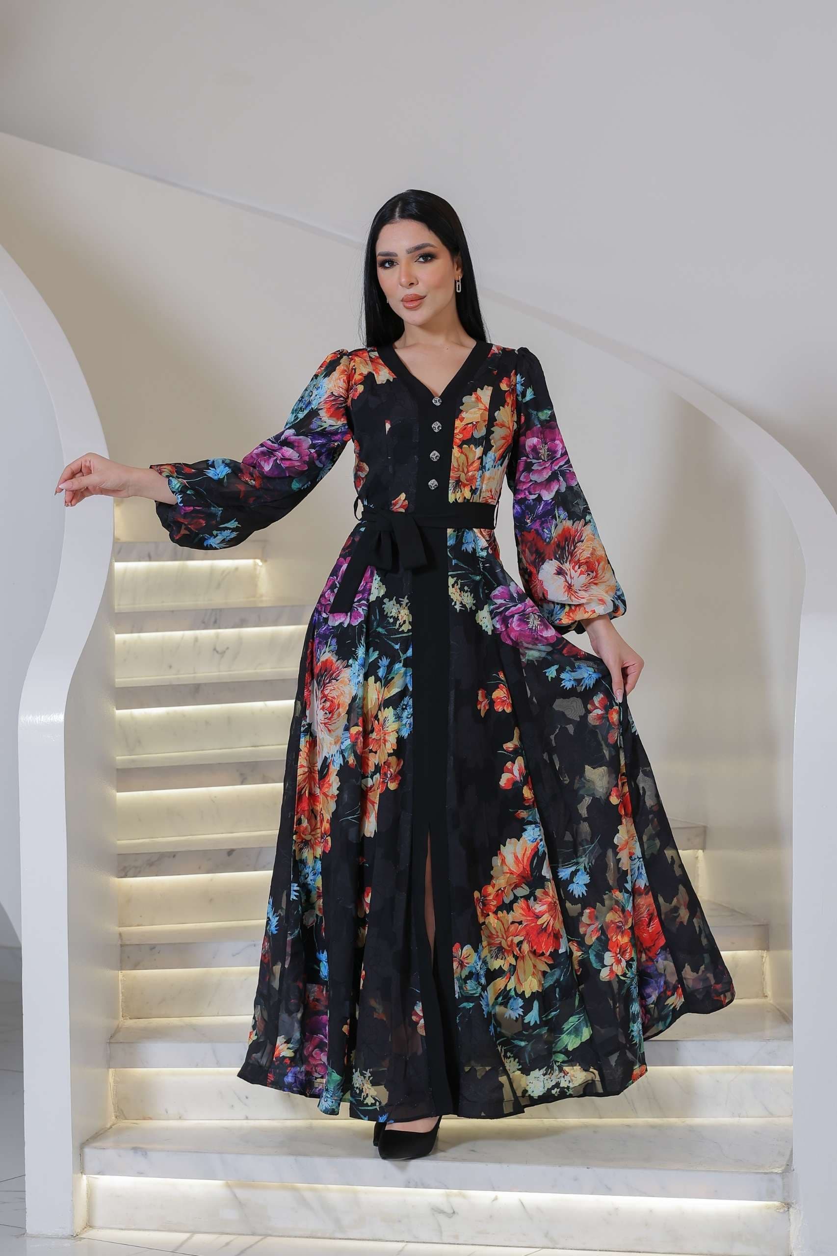 فستان طويل أنيق بطبعة ورود ملونة نابضة بالحياة على أرضية سوداء فاخرة