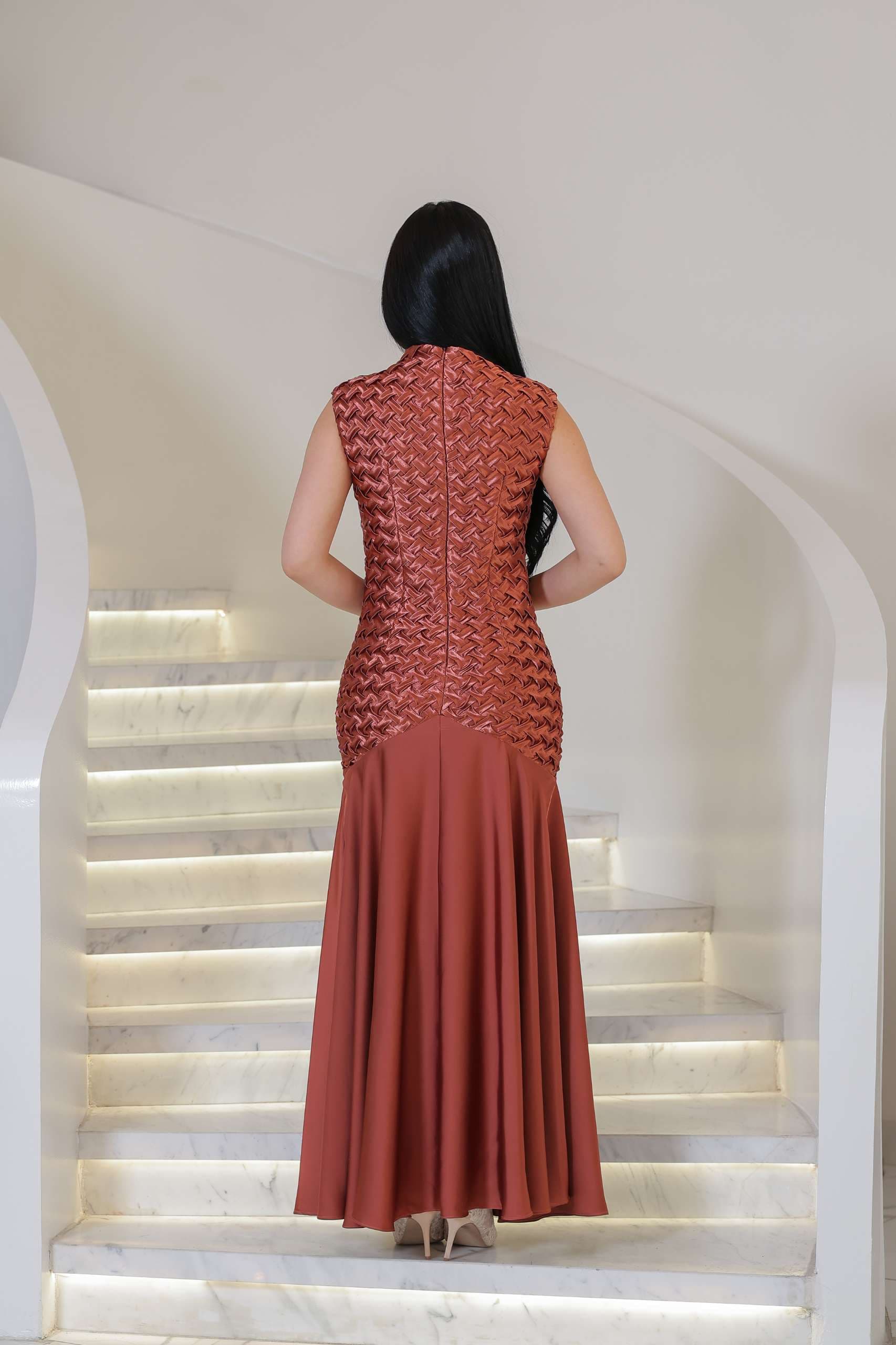 فستان أنثوي فاخر يجمع بين الرقي العصري والنعومة الكلاسيكية