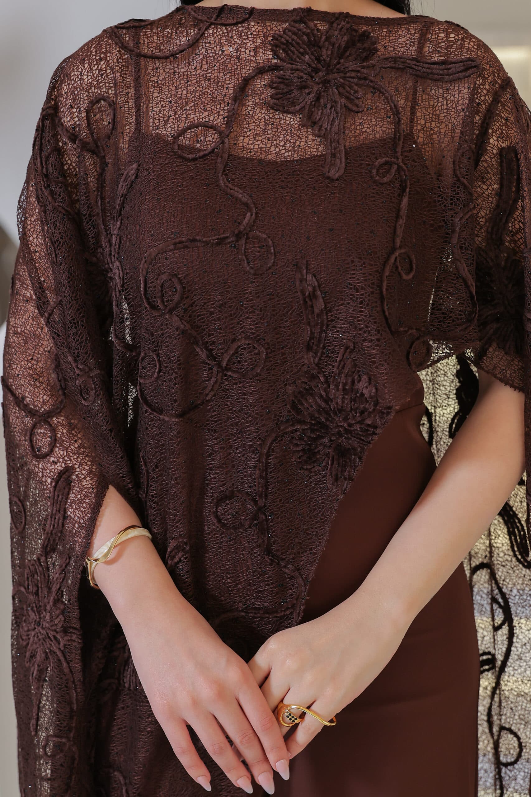 جمبسوت ماكسي راقٍ يتميّز بتصميم مبتكر يأتي بقَصّة مستقيمة وانسيابية