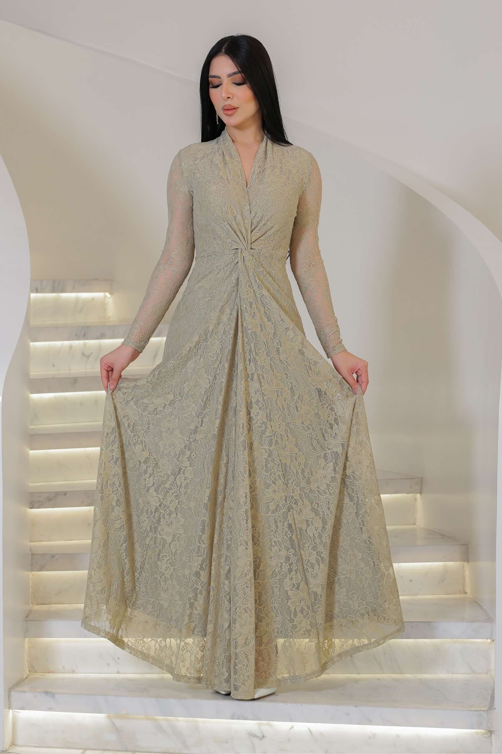 فستان ماكسي دانتيل يتميز بقصة ملتويه من الخصر