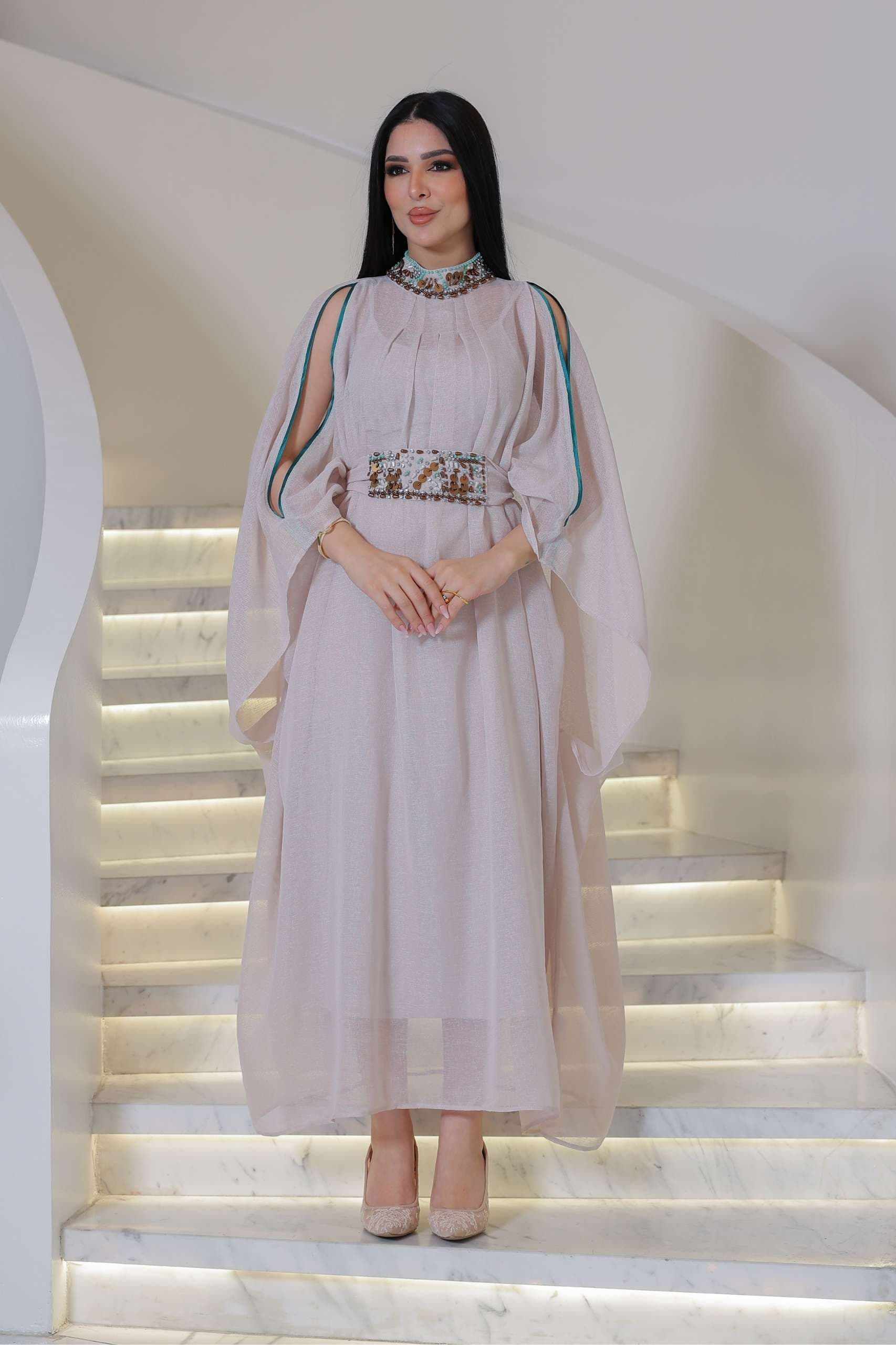 جلابية أنيقة من قطعتين تجمع بين البساطة والفخامة بلمسة شرقية ناعمة