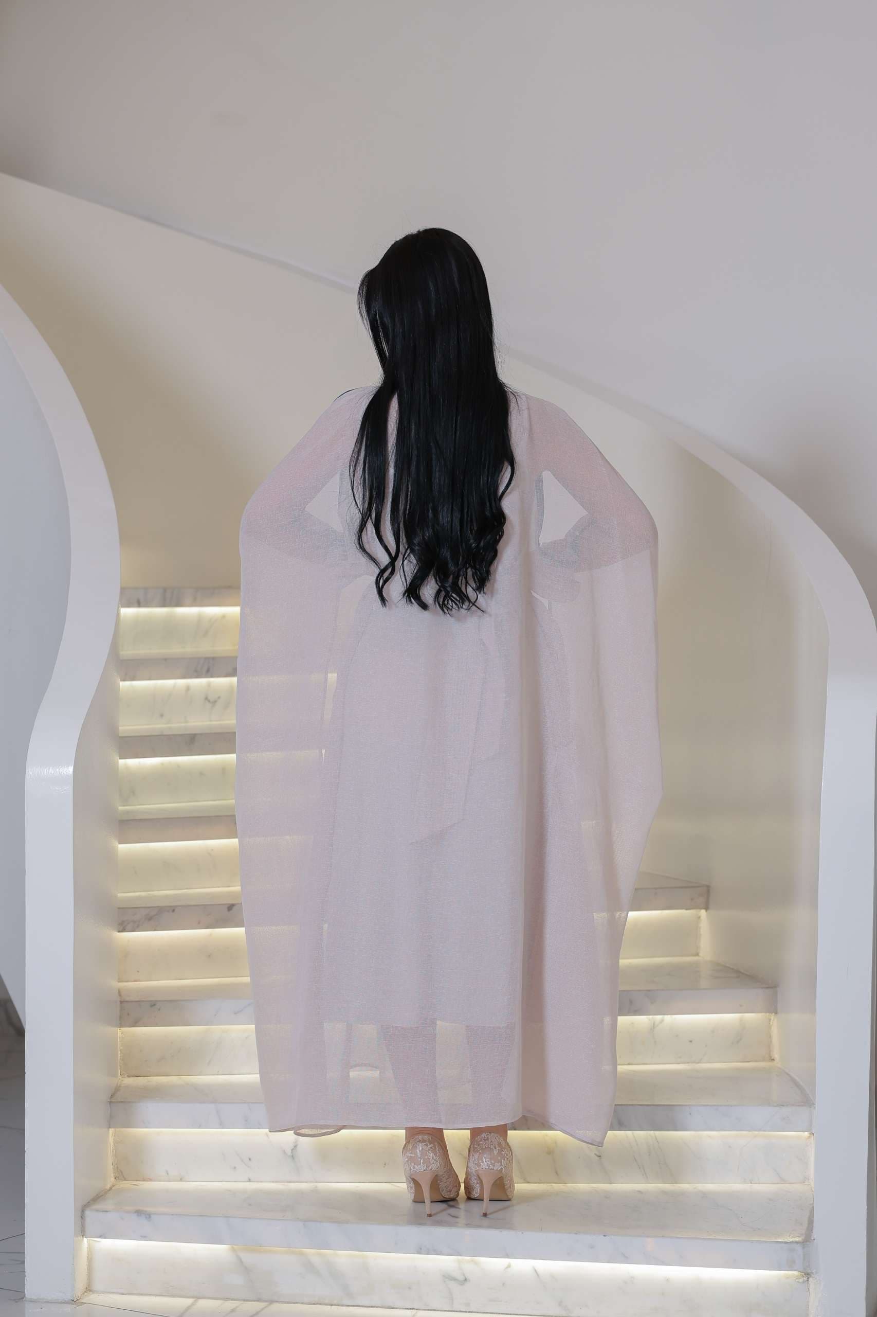 جلابية أنيقة من قطعتين تجمع بين البساطة والفخامة بلمسة شرقية ناعمة