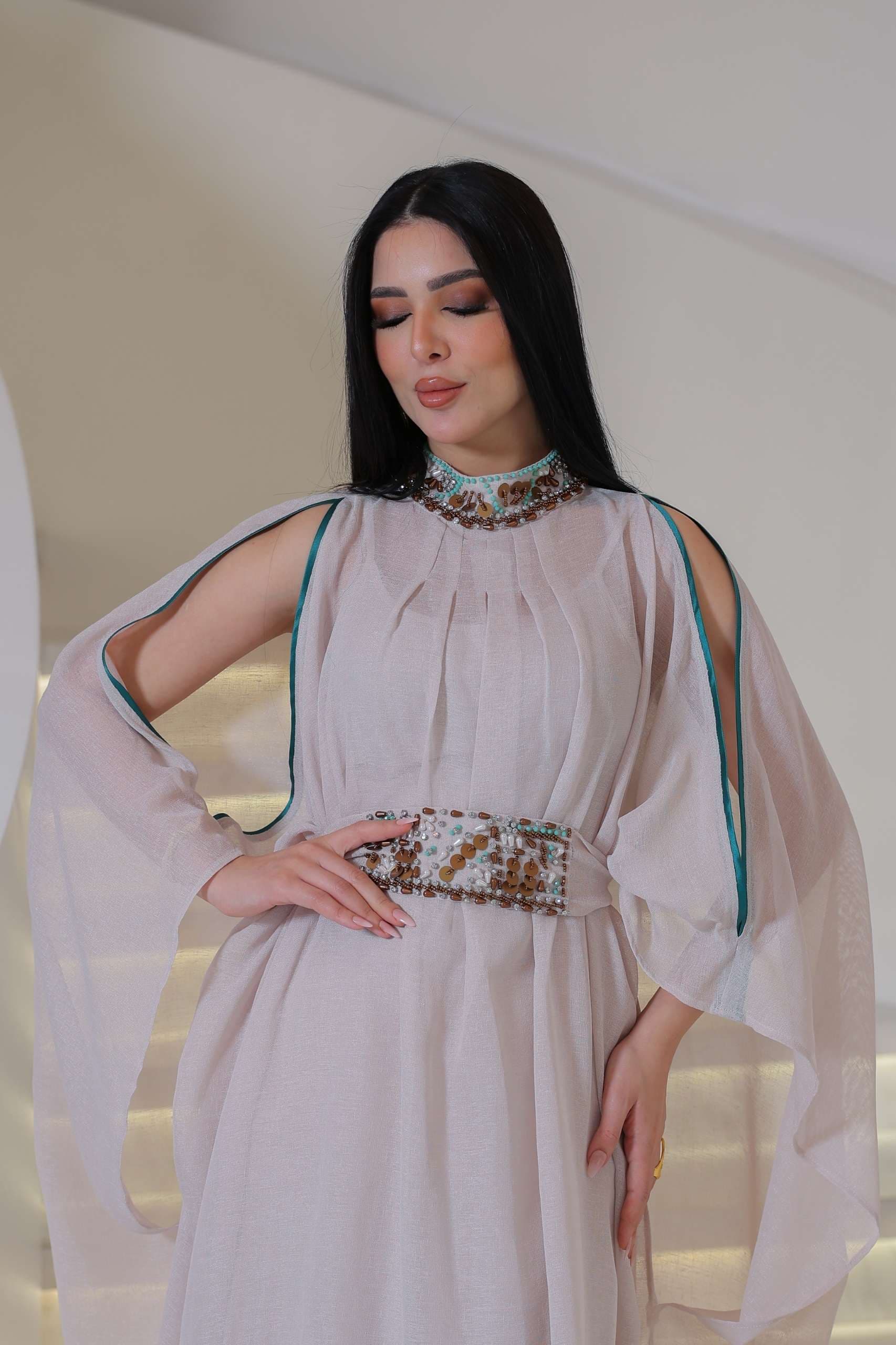 جلابية أنيقة من قطعتين تجمع بين البساطة والفخامة بلمسة شرقية ناعمة