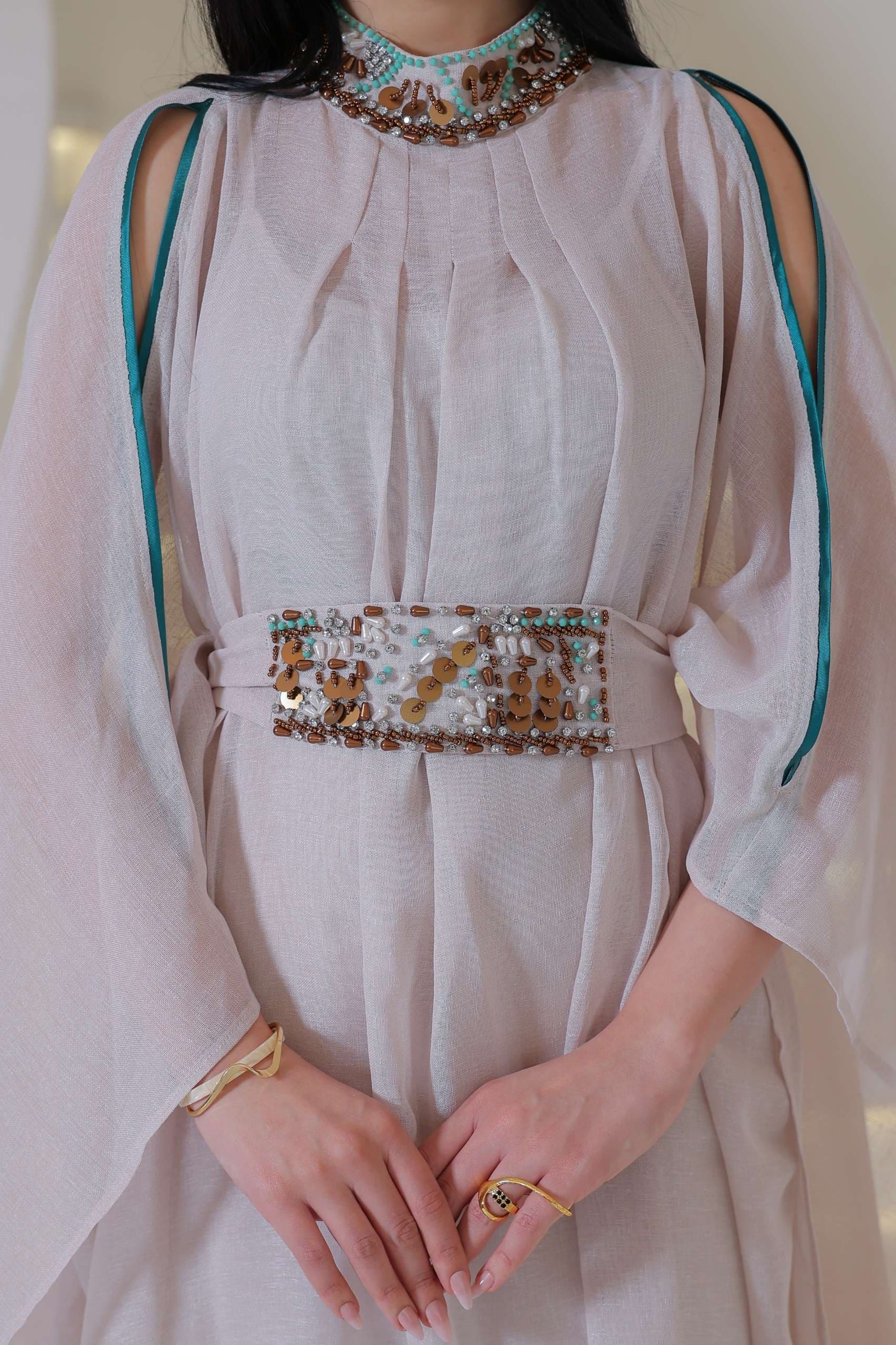 جلابية أنيقة من قطعتين تجمع بين البساطة والفخامة بلمسة شرقية ناعمة