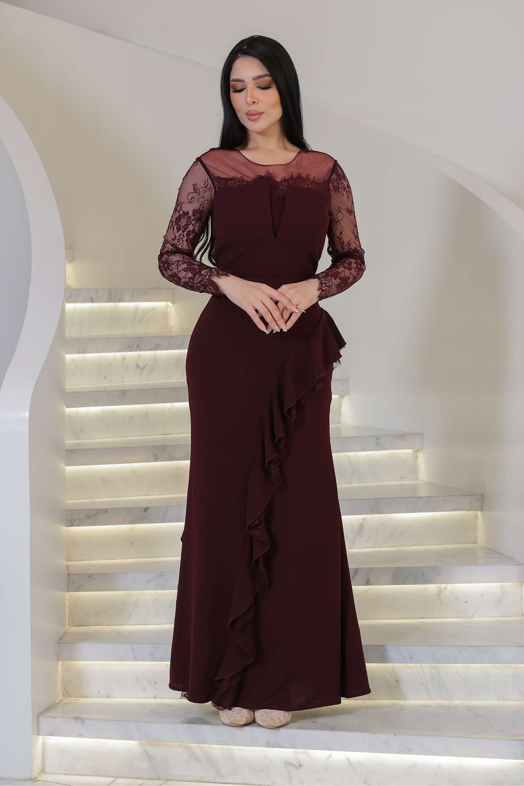 فستان ناعم راقٍ يجسد الأنوثة الكلاسيكية بلمسة عصرية